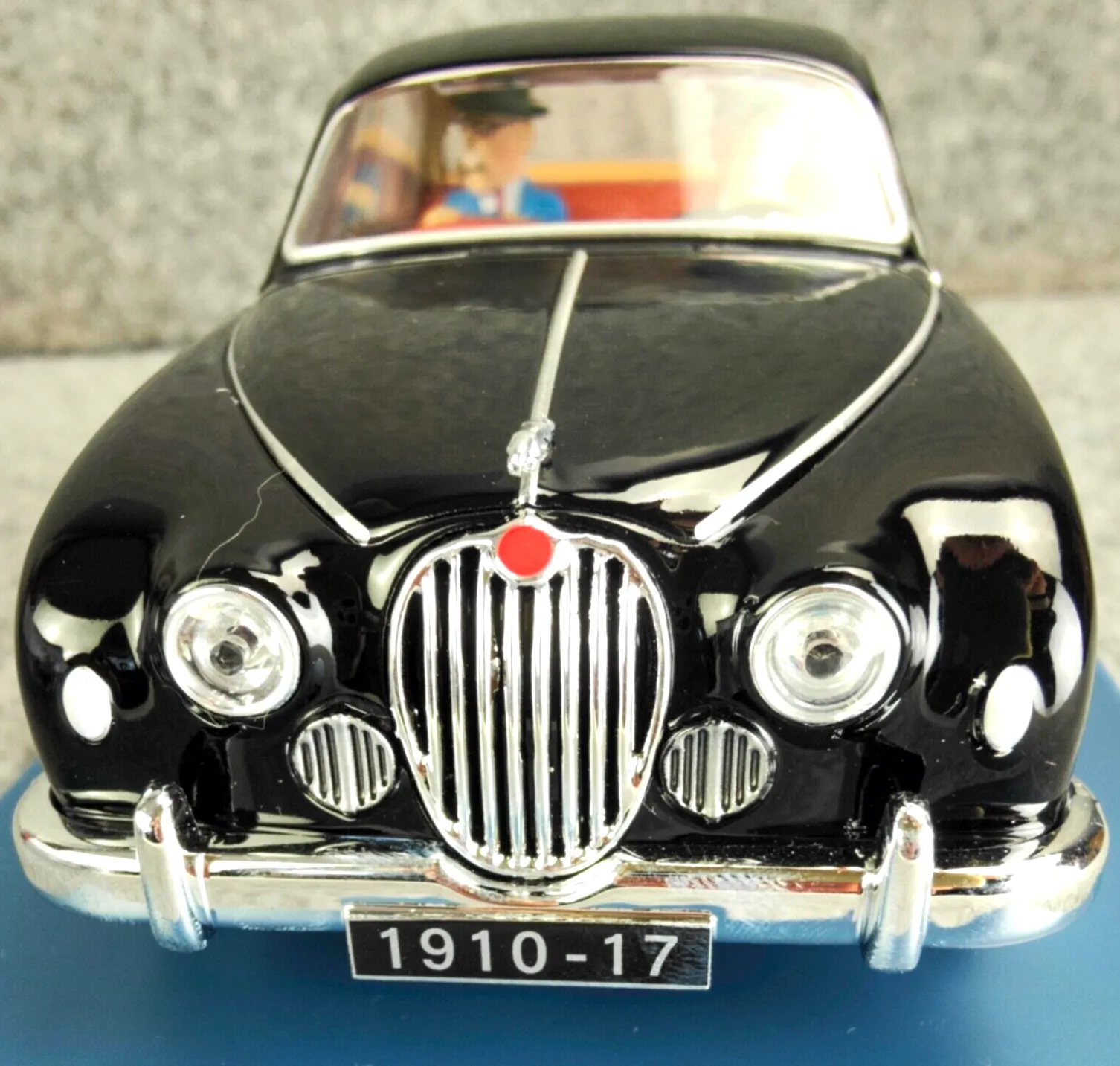 VOITURE TINTIN 1/24 29935 Jaguar MK I - Red Sea Sharks Hachette car #35